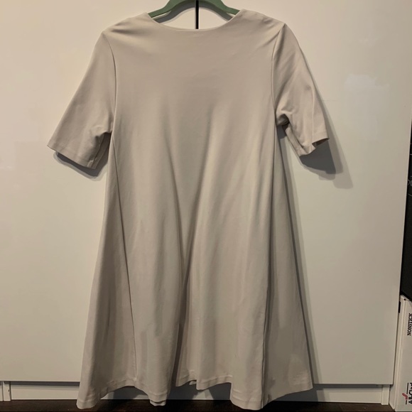 Beige flared dress with pockets - Picture 4 of 4